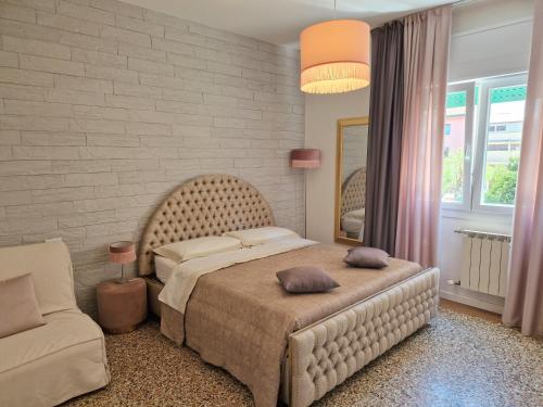 Un dormitorio con una cama grande con dos almohadas encima. en Your Way in Venice, en Mestre