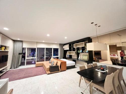 uma sala de estar com uma cama e uma sala de jantar em Platinum Suites KLCC em Kuala Lumpur