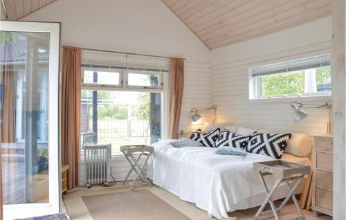 een slaapkamer met een bed en een raam bij Beautiful Home In Sjllands Odde With Kitchen in Yderby