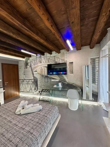 een slaapkamer met een groot bed in een kamer bij City Fun in Rovigo
