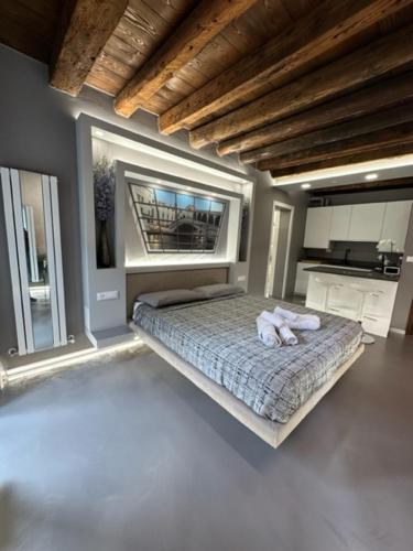 een slaapkamer met een groot bed in een kamer bij City Fun in Rovigo