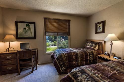 Habitación de hotel con 2 camas, escritorio y ventana en Artist Road #30, 2 Bedrooms, Fireplace, Pool Access, Washer/Dryer, Sleeps 4, en Santa Fe