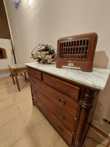 a wooden dresser with a basket on top of it at Loft, Il Giardino Sabino in Palombara Sabina