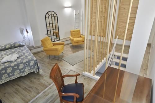 sala de estar con cama, mesa y sillas en Vico Cialdini, en Salice Salentino