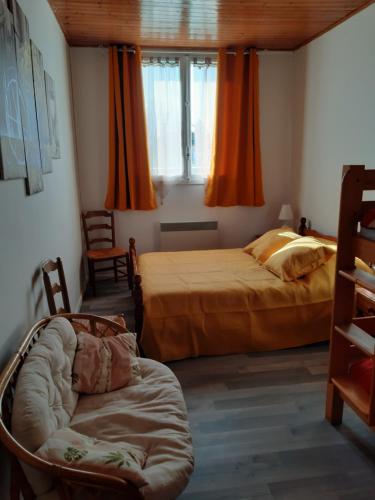 - une chambre avec 2 lits avec des rideaux orange et une chaise dans l'établissement Vacances à la Tranche sur Mer, à La Tranche-sur-Mer