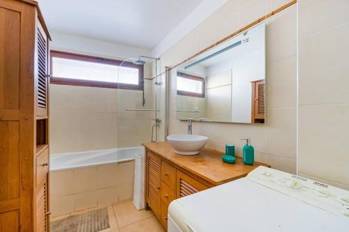 une salle de bain avec un lavabo et une baignoire dans l'établissement BEAU T3 Clim grand balcon plage calanques Vieux Port, à Marseille