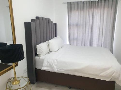 Kama o mga kama sa kuwarto sa Sophiscated Upmarket One Bedroom Apartment