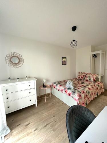 - une chambre avec un lit et une commode dans l'établissement La Loire Paisible - 10mn Centre ville, à Orléans