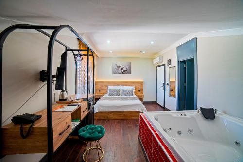 y baño con bañera, cama y bañera. en City Moonlight Apart Hotel, en Antalya