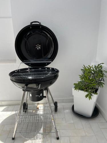 a black dog bowl sitting on top of a table at 3 Bedroom House included free car rental in Perissa