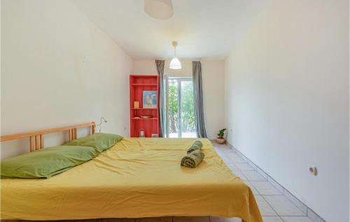ein Schlafzimmer mit einem großen gelben Bett in einem Zimmer in der Unterkunft Pet Friendly Apartment In Novalja With Kitchen in Novalja
