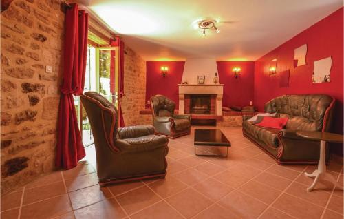 Elle comprend un salon doté d'un mobilier en cuir et d'une cheminée. dans l'établissement Awesome Home In Terrasspn-Lavilledieu, à Bouillac