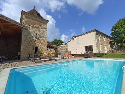 een groot zwembad voor een gebouw bij PIGEONNIER DE SABAILLAN in Castelnau-dʼArbieu
