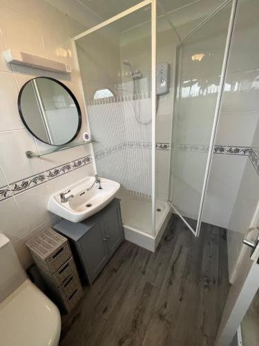 Phòng tắm tại 82, Belle Aire, Hemsby - Two bed chalet, sleeps 5, bed linen and towels included - pet friendly