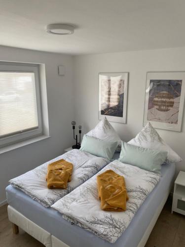 ein Schlafzimmer mit einem Bett mit zwei Handtüchern darauf in der Unterkunft Haus Edith in Sassnitz