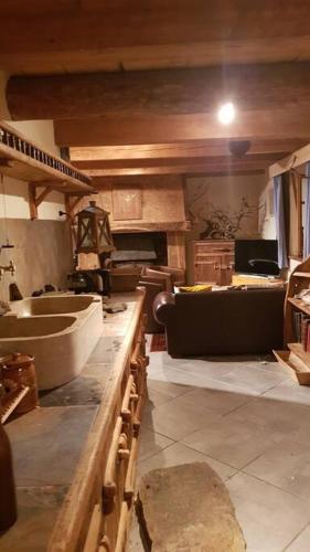 - une cuisine avec des lavabos et un comptoir dans une pièce dans l'établissement La coume du cerf, à Campan