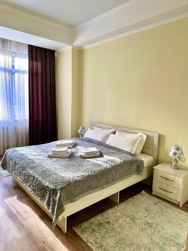 Een bed of bedden in een kamer bij Apartment Panfilov Center