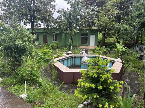una casa con piscina en el patio en Hotel In Georgia, en Zestafoni