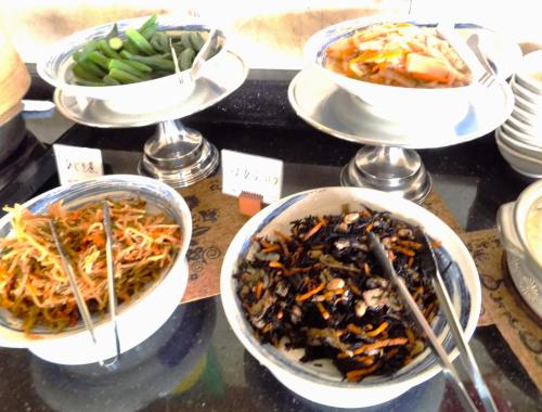 Breezbay Seaside Resort Matsushima في ماتسوشيما: مجموعة من أطباق الطعام على طاولة