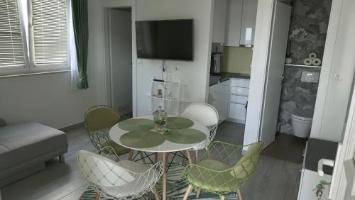 Μια τηλεόραση ή/και κέντρο ψυχαγωγίας στο Apartments Bestak