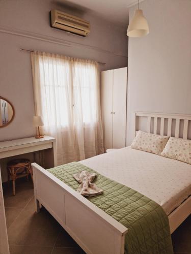 Postel nebo postele na pokoji v ubytování Saronic Studios