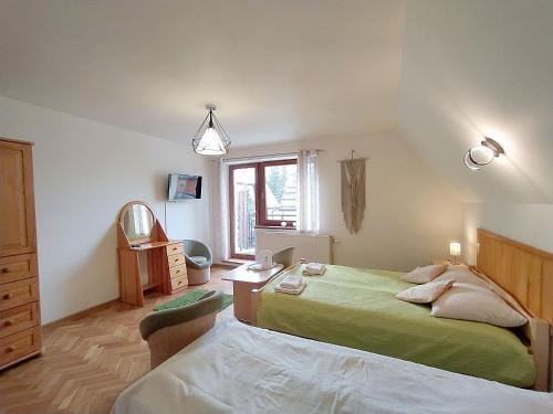 1 dormitorio con cama, tocador y espejo en Willa Mozaika, en Zakopane
