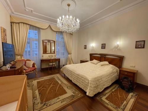 Apartma Premium في كارلوفي فاري: غرفة نوم بسرير وثريا