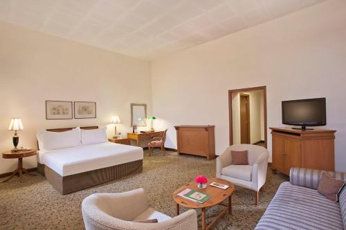 Postel nebo postele na pokoji v ubytování Maidens Hotel New Delhi