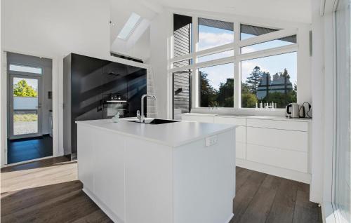 eine weiße Küche mit einem Waschbecken und einem Fenster in der Unterkunft 3 Bedroom Gorgeous Home In Ebeltoft in Ebeltoft