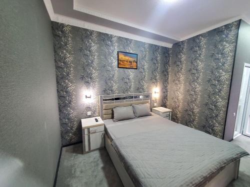 Postel nebo postele na pokoji v ubytování Nursultan Grand Guest House