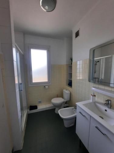 La salle de bains est pourvue de 2 lavabos, de toilettes et d'une fenêtre. dans l'établissement Ruthen'Stay 1 bedroom Apartment, à Rodez
