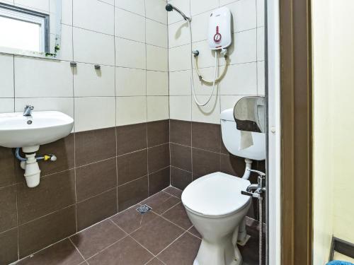 bagno con servizi igienici e lavandino di OYO 1132 Azimaju Guesthouse a Malacca