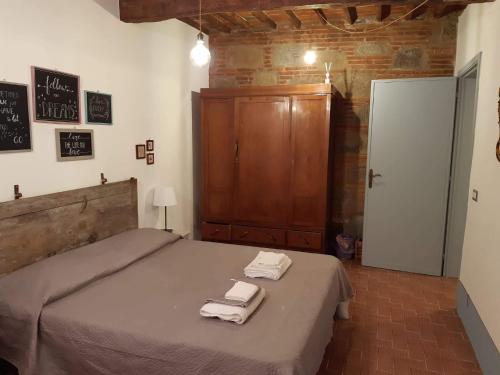 1 dormitorio con 1 cama con 2 toallas en Da Mati e Marta, en Piaggiori