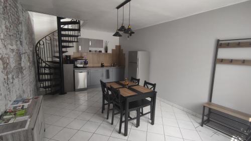 Criquetot-lʼEsneval的住宿－L'Armistice，一间带桌椅和楼梯的厨房