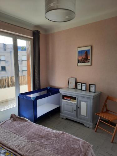 - une chambre avec un bureau bleu et une fenêtre dans l'établissement Ruthen'Stay 1 bedroom Apartment, à Rodez