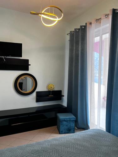 a bedroom with a bed and a mirror and a window at Bella Vista in Balíon