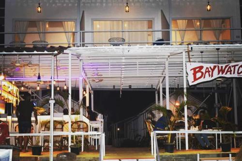 Restaurace v ubytování Baywatch Beach Resort patnem