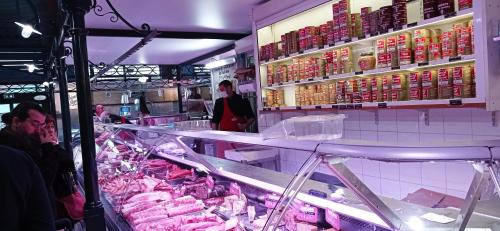 een supermarkt met veel vlees te zien bij La Douce Cathare in Carcassonne