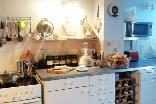 una cucina con piano di lavoro e piano di lavoro di Home Sweet Home a Monflanquin