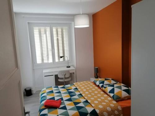 une petite chambre avec un lit et une fenêtre dans l'établissement Appartement meublé proche du centre - Wifi/Parking, à Clermont-Ferrand