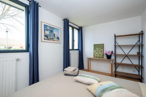 une chambre avec un lit avec deux oreillers dessus dans l'établissement cap belle étoile, à La Rochelle