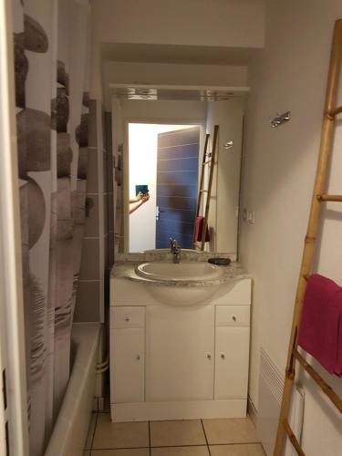 La salle de bains est pourvue d'un lavabo et d'un miroir. dans l'établissement Bel Apt 4 pers dernier étage balcon vue montagne, à Luz-Saint-Sauveur