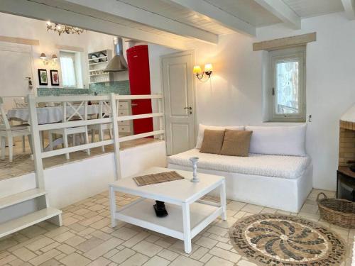 sala de estar con cama, mesa y literas en Villa Santa Maria-Sophia en Kampos Paros