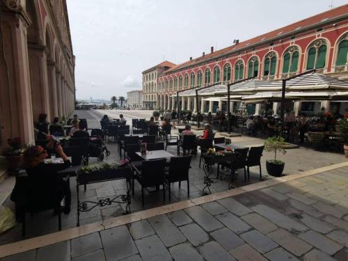 Restoran atau tempat lain untuk makan di Teni