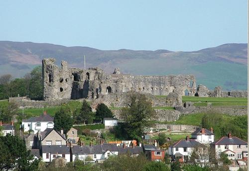 a castle on a hill with houses and buildings at Braillen Suite- 2 bedroom with kitchenette and bathroom in Denbigh