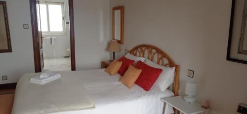 Giường trong phòng chung tại Piso con las mejores vistas a la Ria de Cedeira