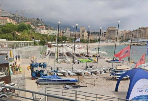 un grupo de barcos están estacionados en una playa en Monaco Monte-Carlo door step - Luxury Apartment - 2 Bedrooms 2 Bathrooms - Superb Modern Fully Equipped en Saint-Antoine