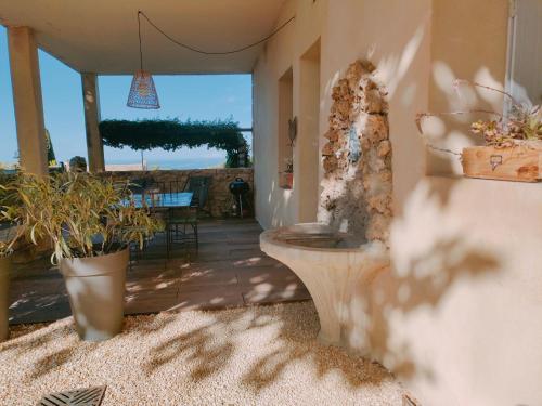 une chambre avec une table, un banc et des plantes dans l'établissement La maison d'Yvette, à Le Barroux