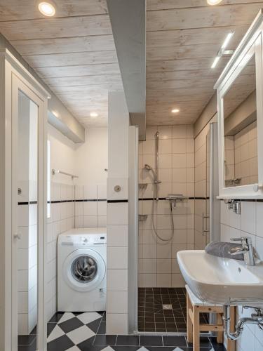 a bathroom with a washing machine and a sink at Westertilli 8 in Pellworm