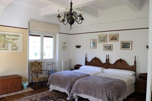 מיטה או מיטות בחדר ב-Villa Isabela Bakio Rooms